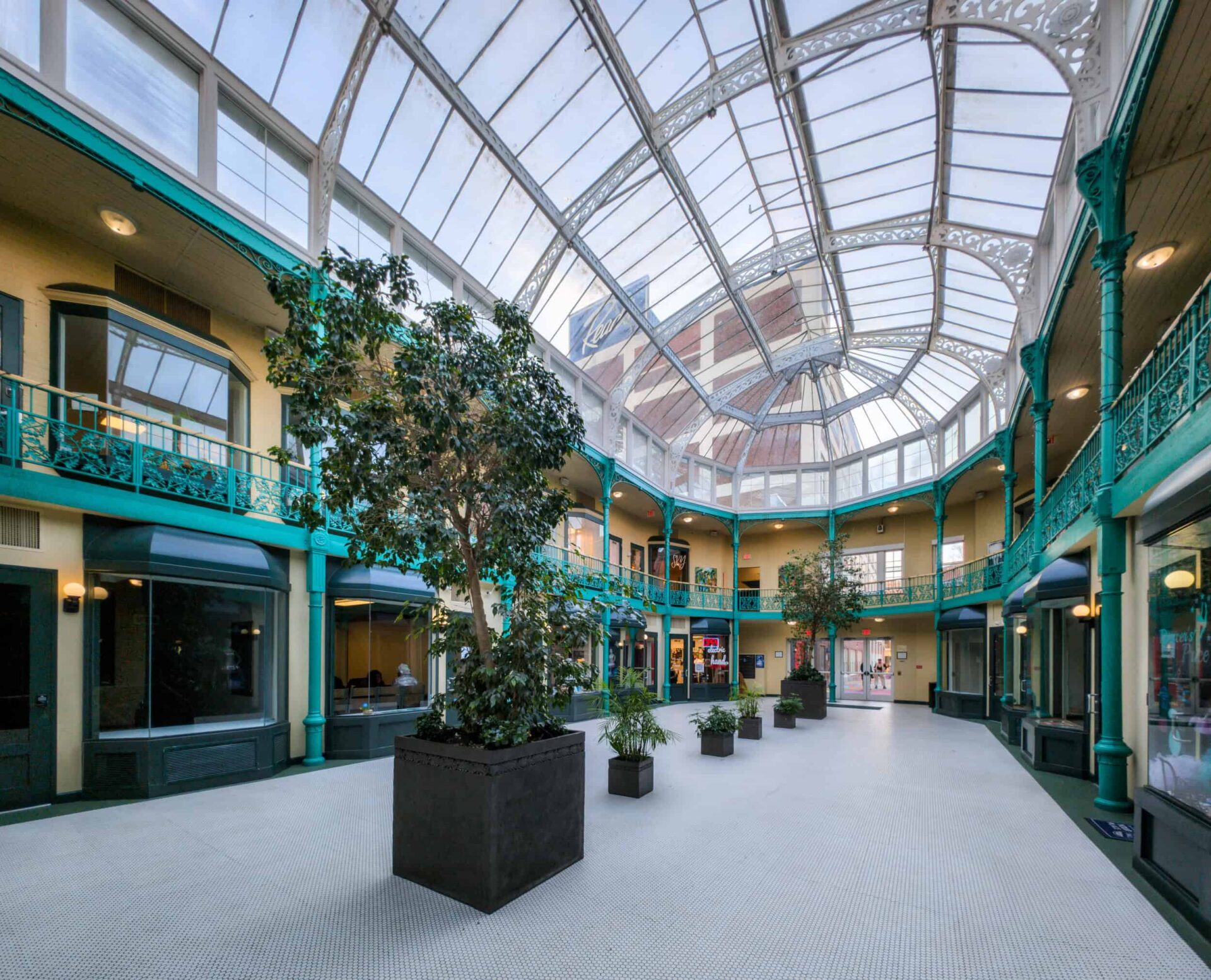 The center of the arcade is open and spacious!