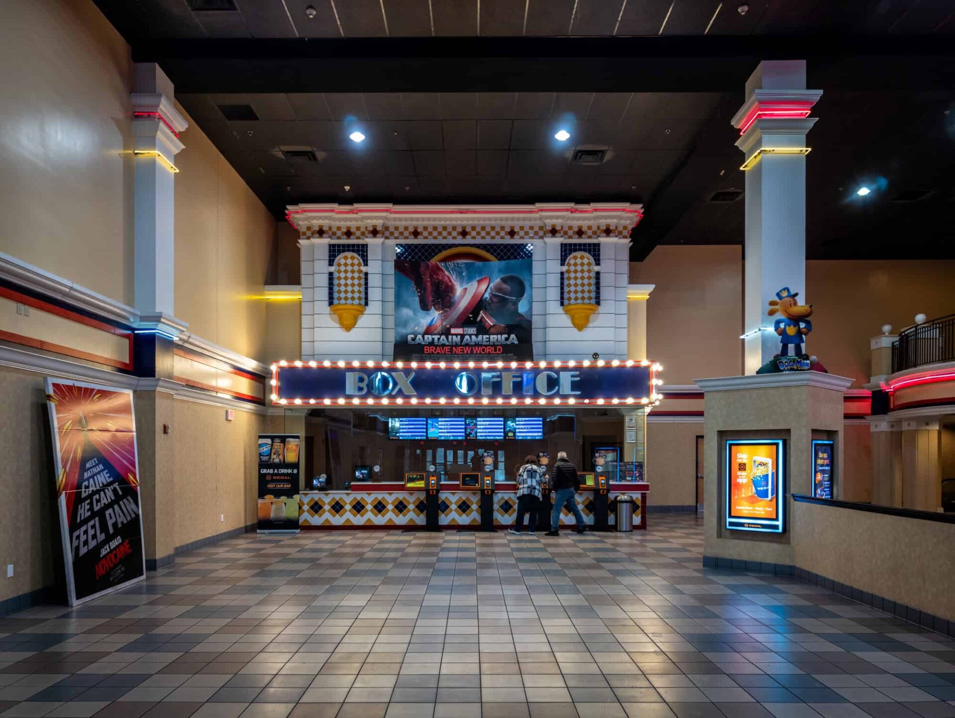 The box office area recalls the design of movie theaters in the 20s and 30s
