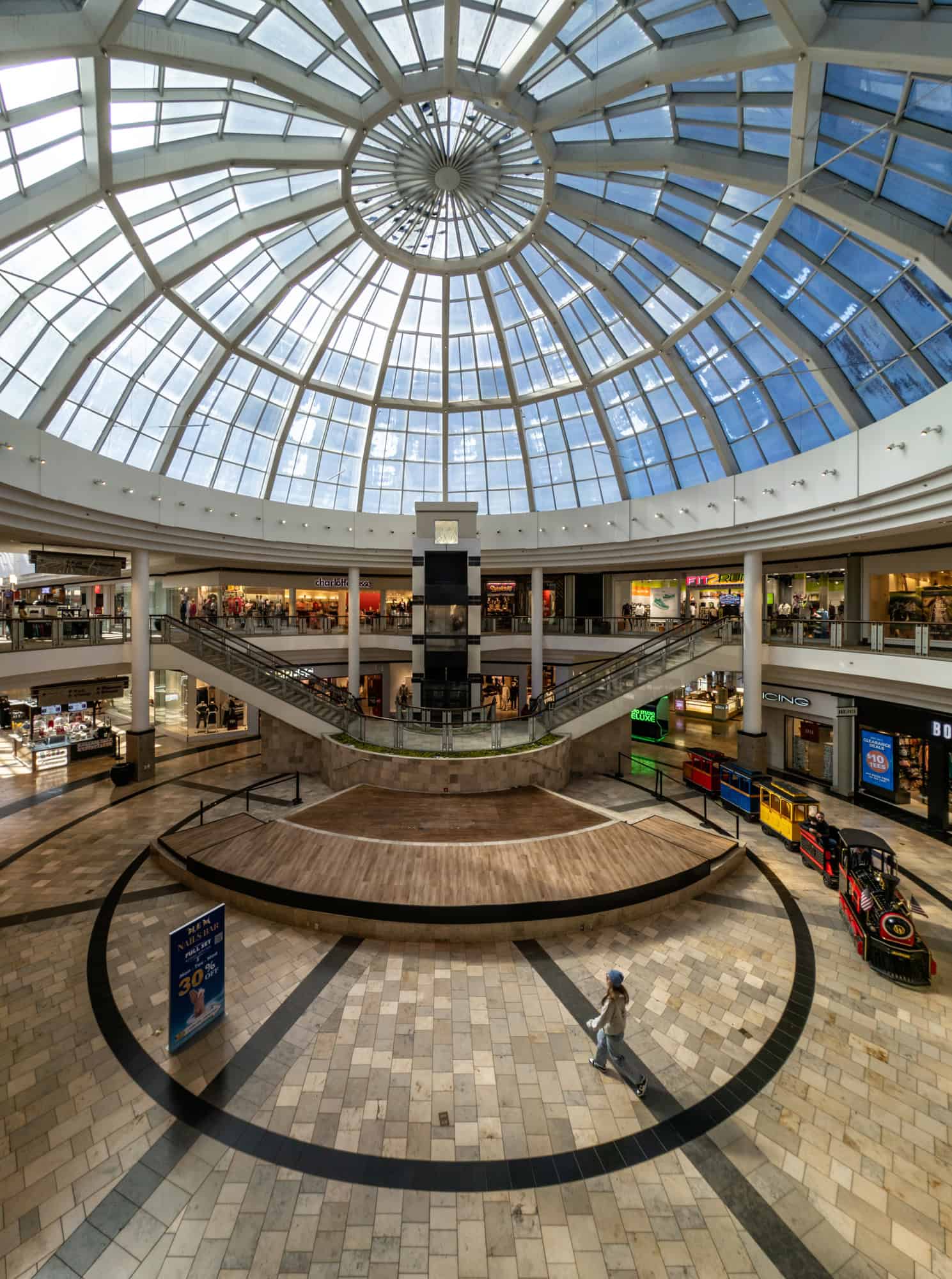The central atrium wows visitors with a expansive vista. I wish the palm trees were still part of it, though!