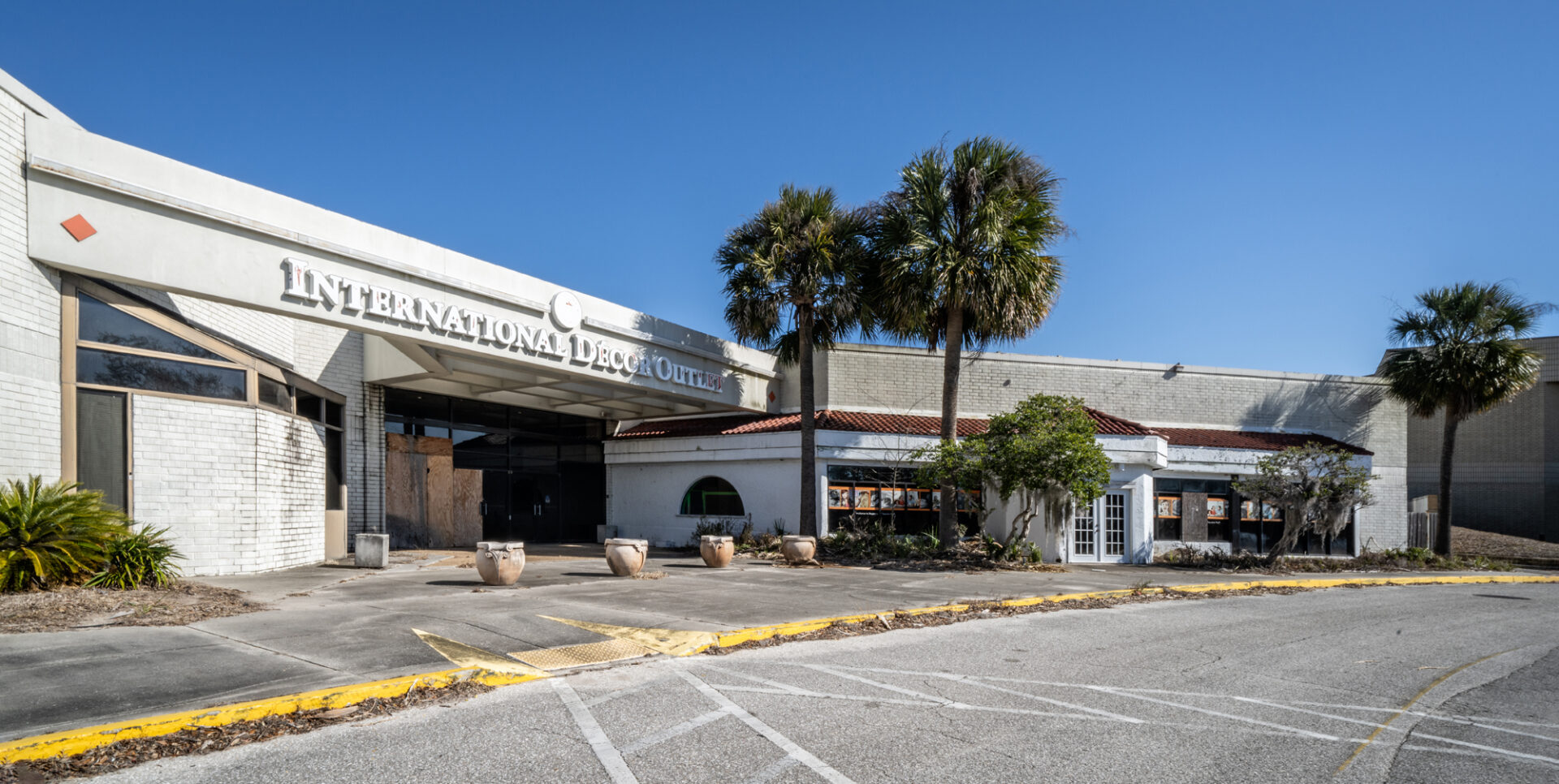 The entrance to the former Dillards