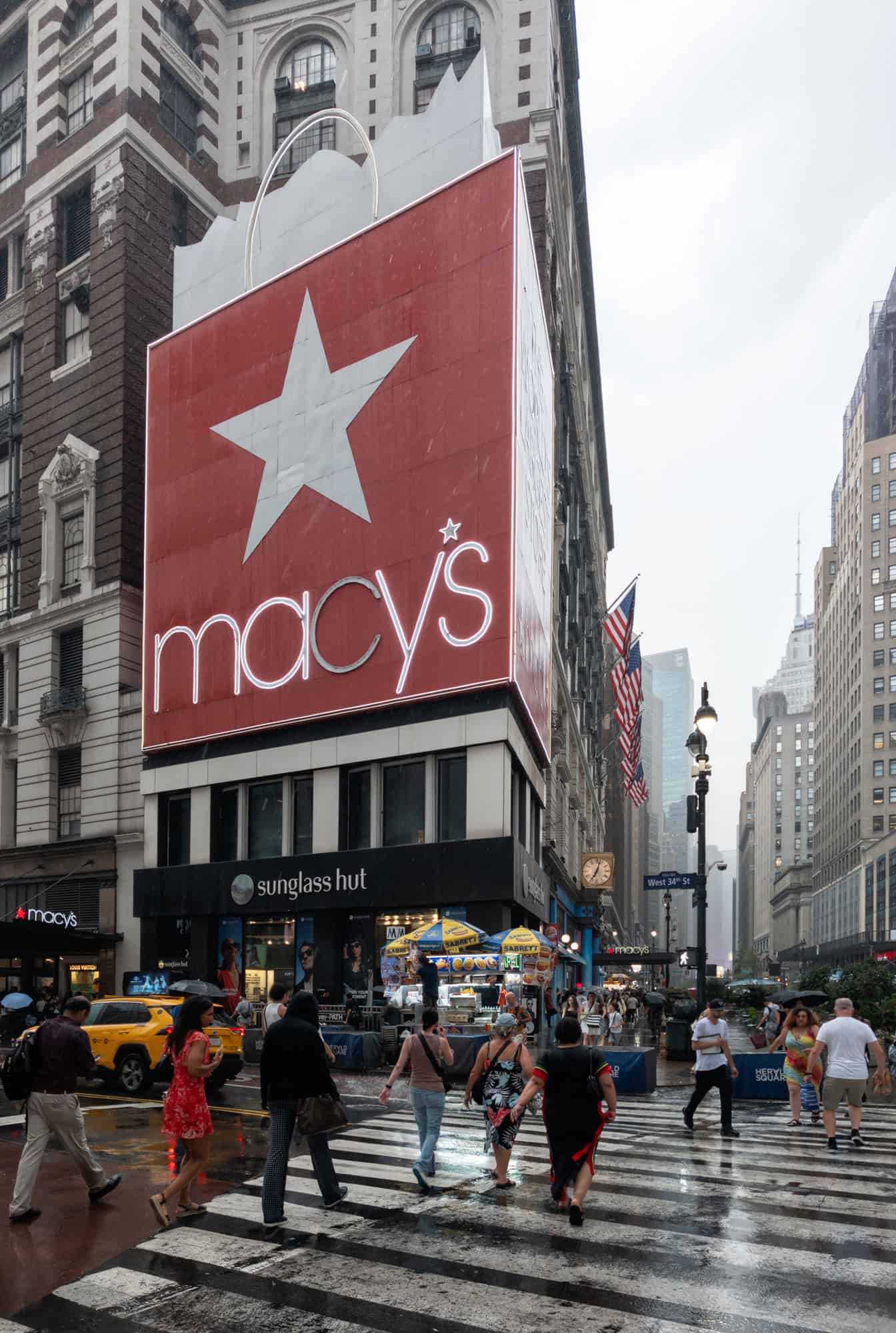 The giant Macy's handbag is iconic!