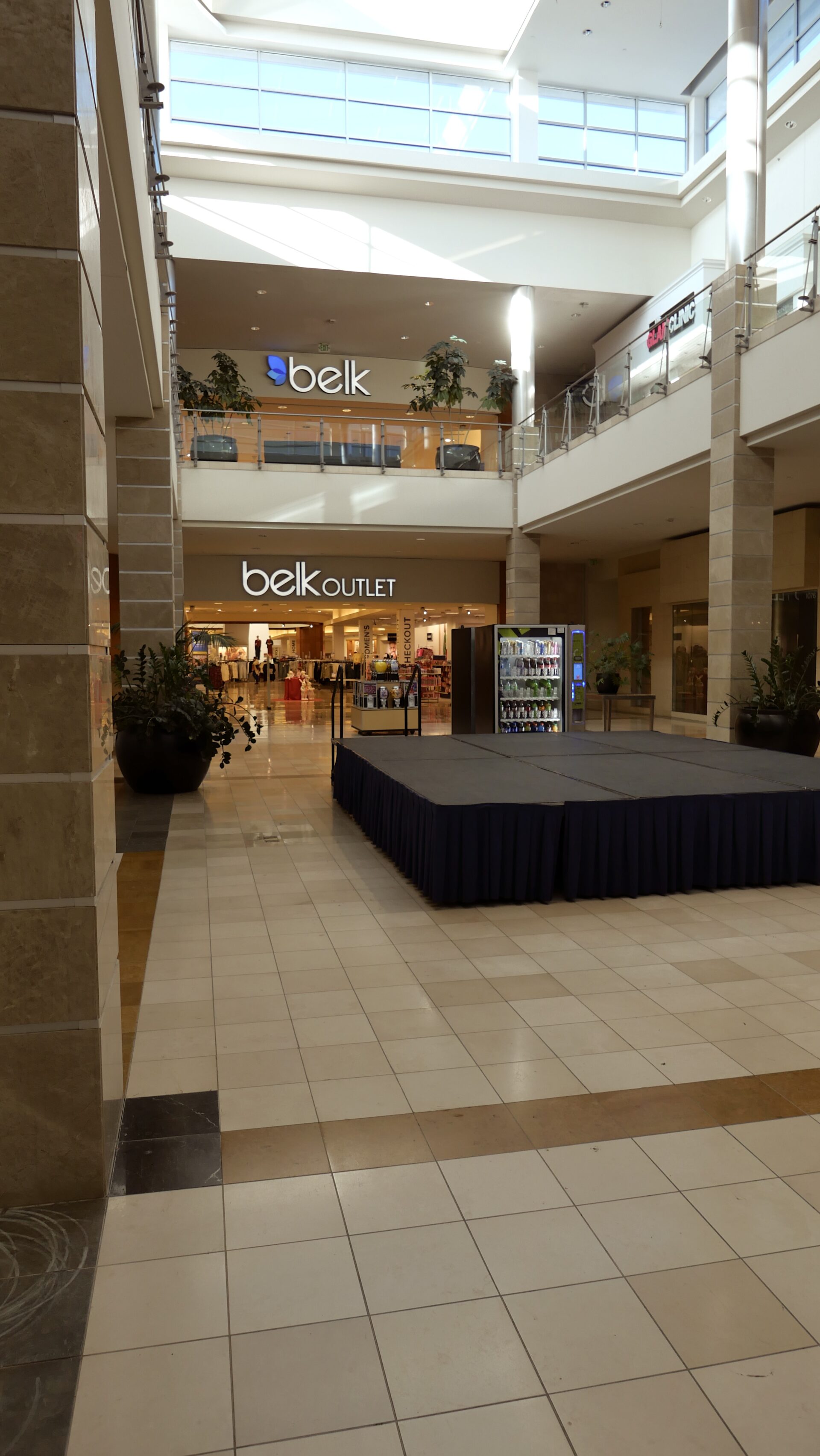 Discounters abound on the first level of the Mall and higher end stores are mostly on the upper level.